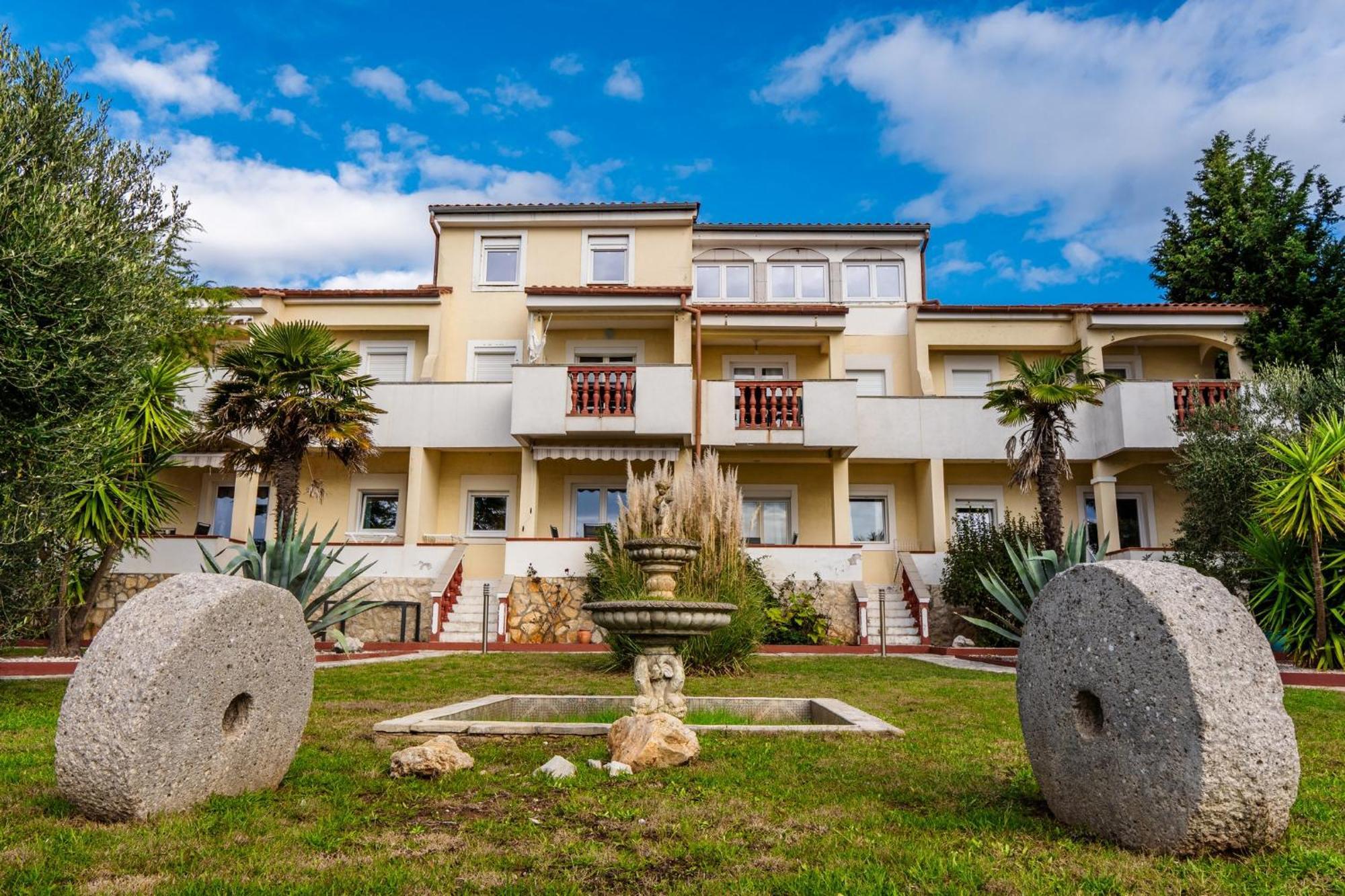 Apartments Strand Vir Exterior photo